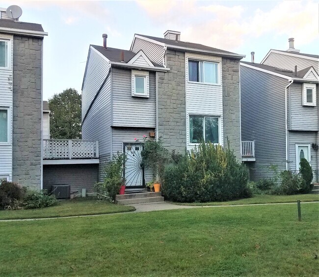 Foto del edificio - 935 Goethals Rd N