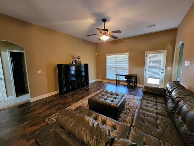 Building Photo - 205 Allington Ct
