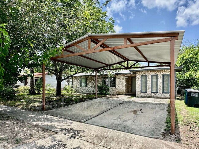Foto del edificio - 214 Basswood Dr