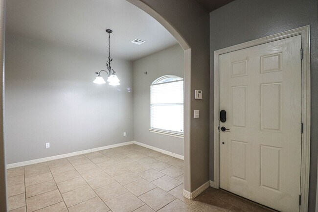 Foto del edificio - New vinyl plank in bedrooms, hall, new paint, new heat & air conditioning system 2025, large livi...