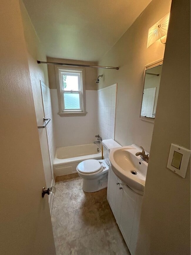 Photo du bâtiment - 1742 Confederation Line