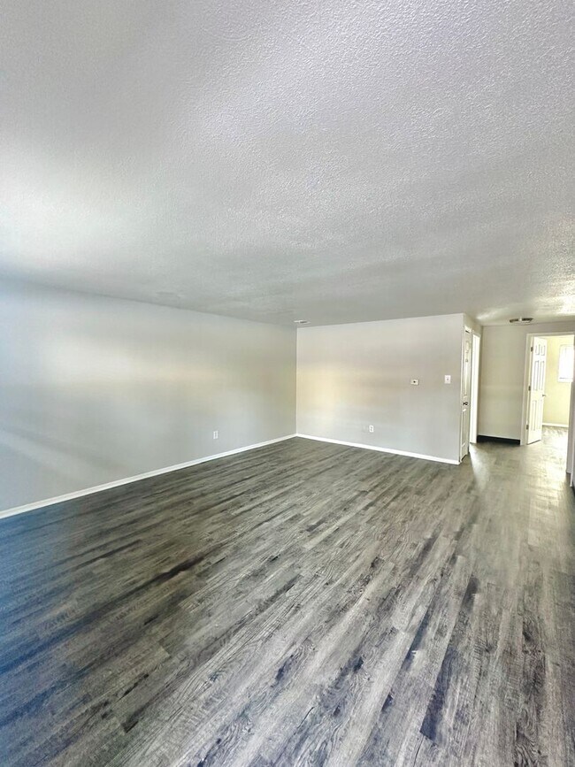 Building Photo - Don't miss out on this lovely first floor ...