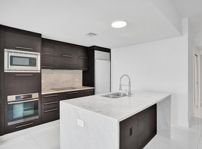 Building Photo - 900 Biscayne Blvd