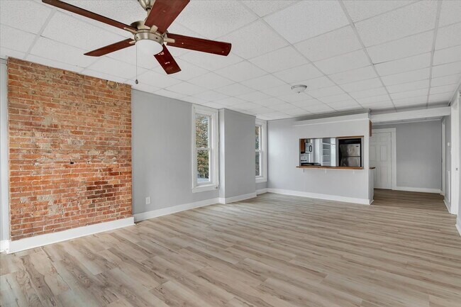 Foto del edificio - "Spacious 3-Bedroom Gem at 57 1/2 Saratoga...