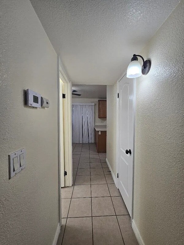 Foto del edificio - 1745 N Winery Ave