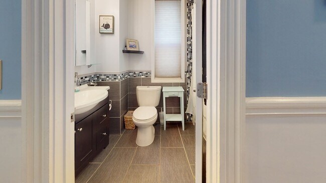 Building Photo - 573 Bennington St