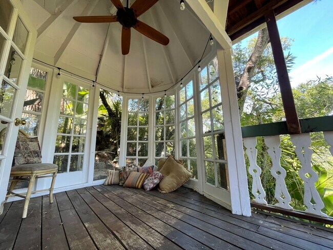 Foto del edificio - 19623 Grand View Dr