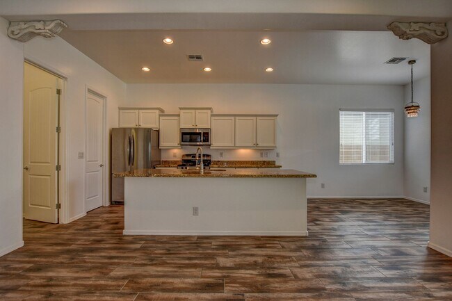 Building Photo - Beautiful 2 Bedroom with Den in Quailwood!