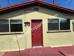 Building Photo - 3021 E Linden St