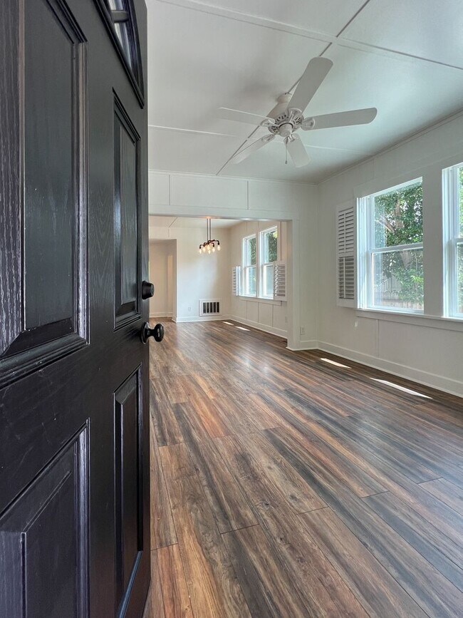 Foto del edificio - Charming Downtown Napa Cottage with Large Fenced Yard & Ample Parking