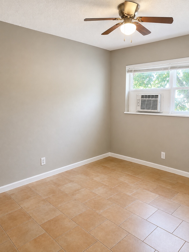 Photo - 702 N L St (Lake Worth Beach, FL) Apartment