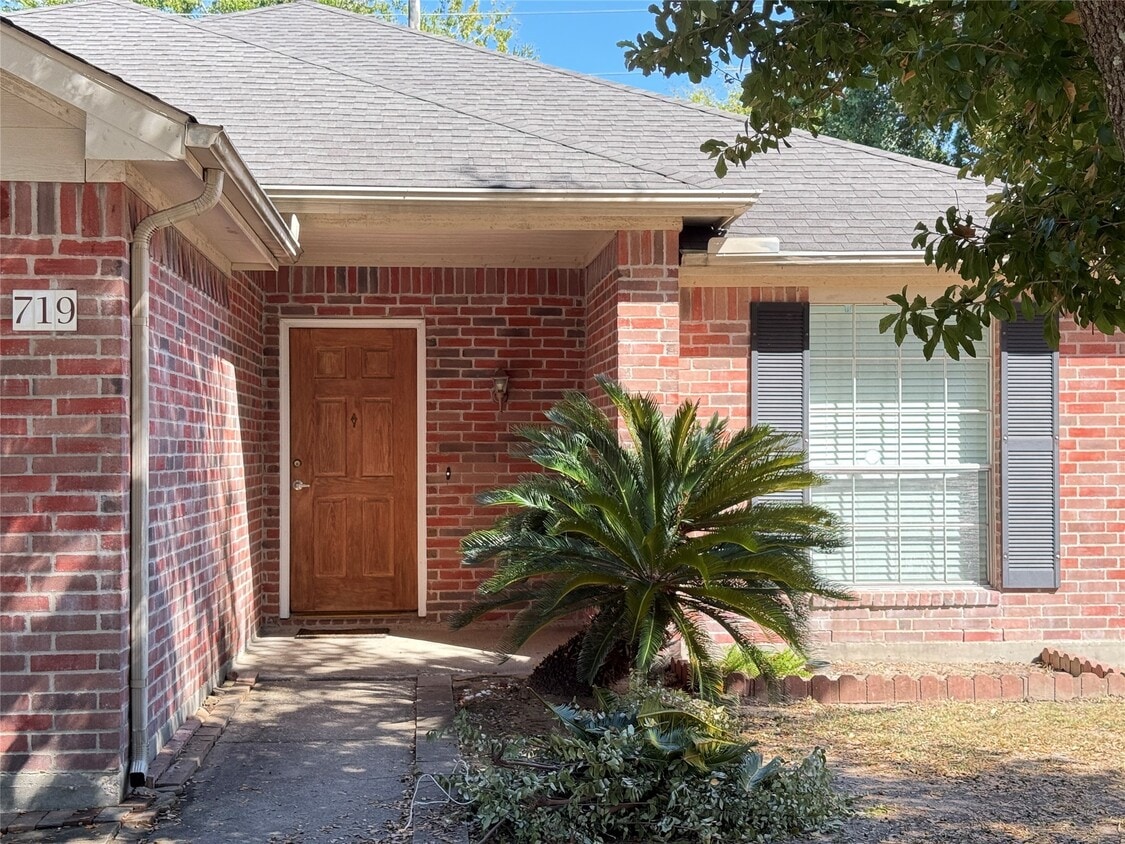 Primary Photo - 719 Willow W Dr