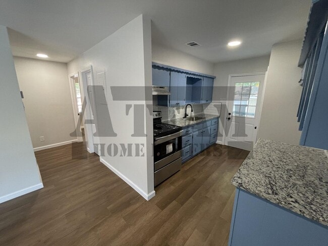 Building Photo - Cozy Lake View 2 Bed 1 Bath house for rent!