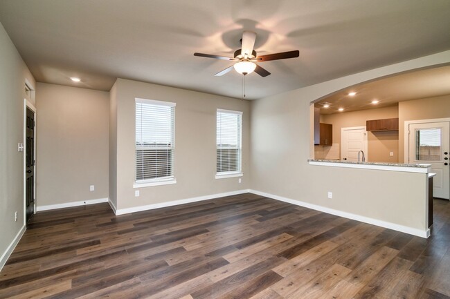 Foto del edificio - GORGEOUS 3 BEDROOM 2.5 BATH DUPLEX LOCATED...