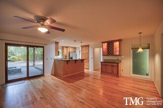Building Photo - 3841 SE Madsen Ct
