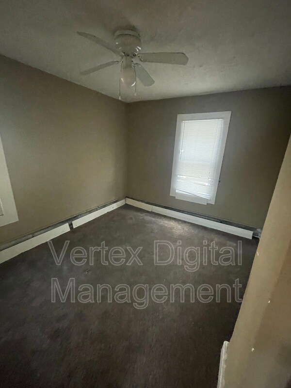 Foto del edificio - 913 Sanderson Ave
