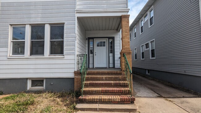 Building Photo - 121 Louis St