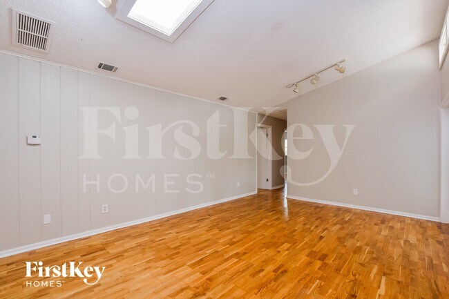 Building Photo - 111 Slade Dr