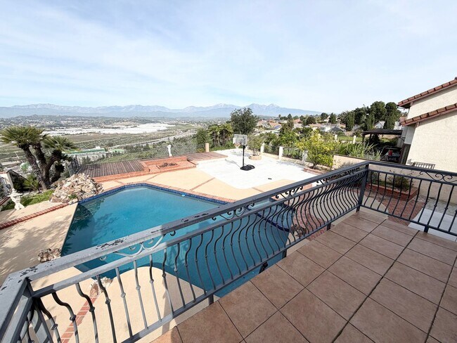 Foto del edificio - Fully Furnished Hillside Pool Home with Panoramic Views in Prime Diamond Bar