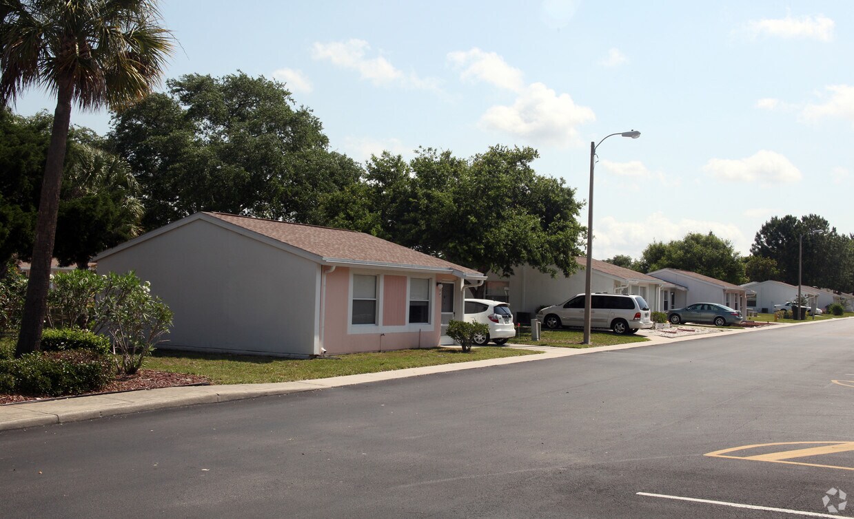 Foto del edificio - Palm Lake Village