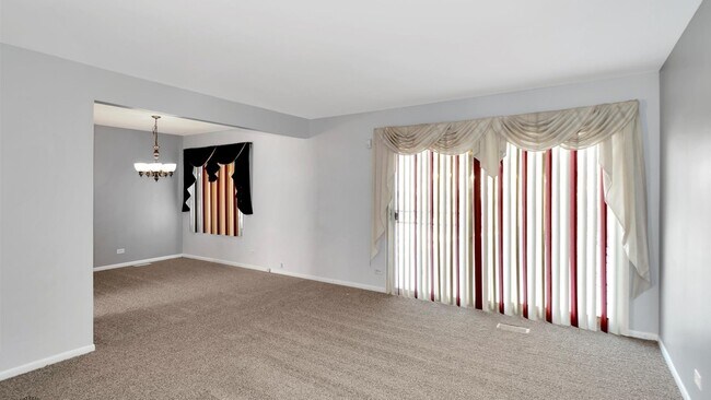 Building Photo - 847 White Oak Ln
