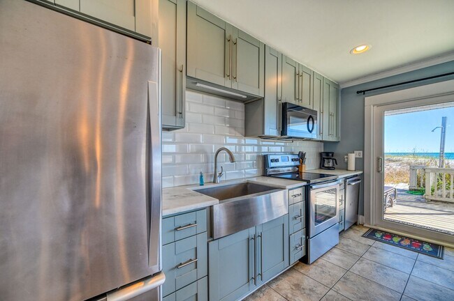 Foto del edificio - BEAUTIFUL,  FURNISHED OFF-SEASON BEACH RENTAL