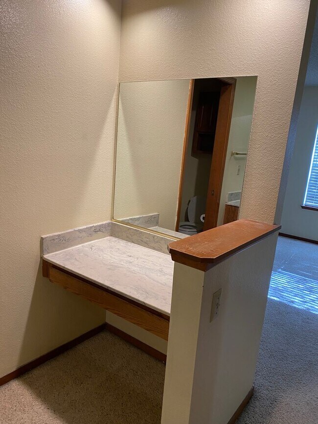 Foto del edificio - Beat the heat in North Hanford, Central air, and pool!