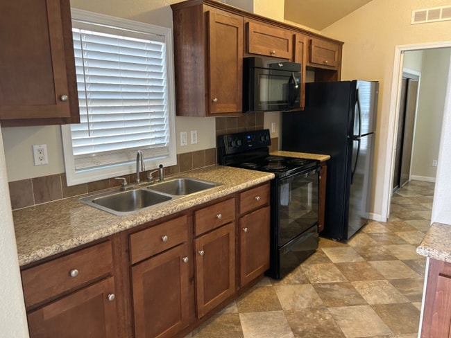 Foto del edificio - 2211 Ashberry Ave