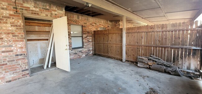 Foto del edificio - 3 Bedroom and 2 Bath with Carport and Fenc...