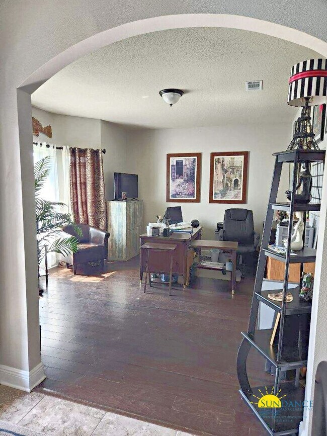 Building Photo - Luxurious 6-Bedroom Home in a Great Neighb...