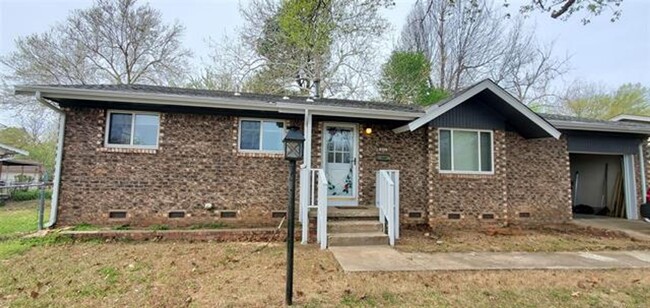 Building Photo - Adorable 3 bedroom, 1 & 1/2 bath home loca...