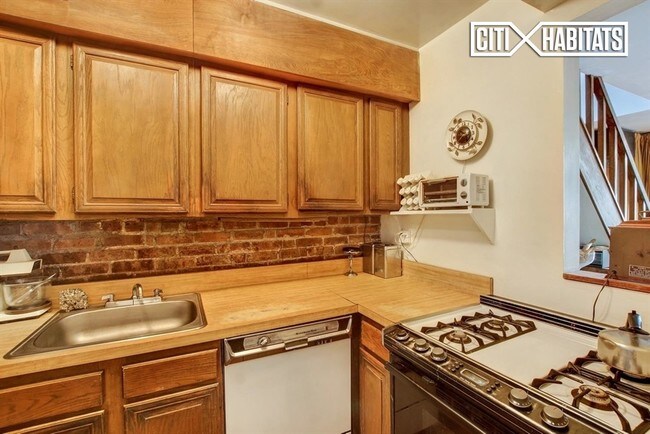 Building Photo - 121 W 78th St