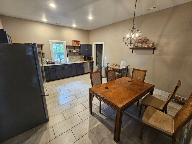 Building Photo - Nice 3 bedroom 2 bath home close to the U ...