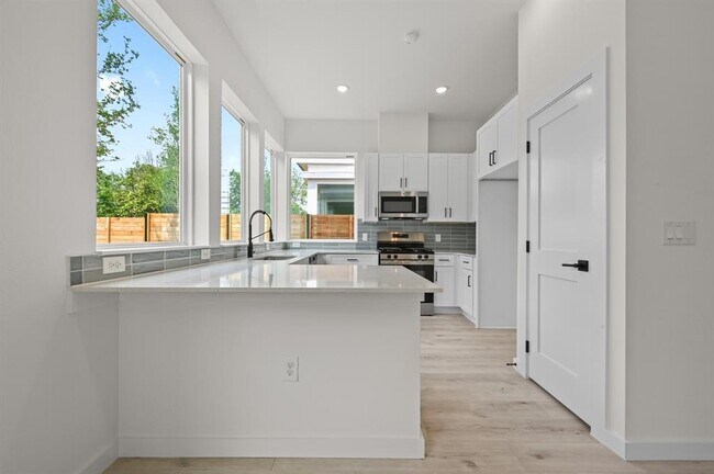 Foto del edificio - 2000 Riverside Farms Rd