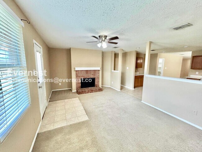 Foto del edificio - 4 Bed, 2 Bath Home with Fenced Yard & Garage / Available Now!