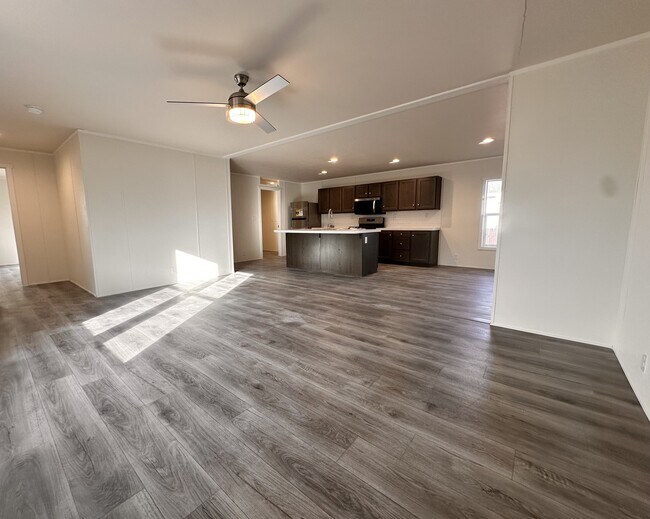 Building Photo - 8 Bing St N