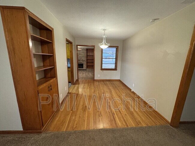 Foto del edificio - 900 N Redbarn Ln