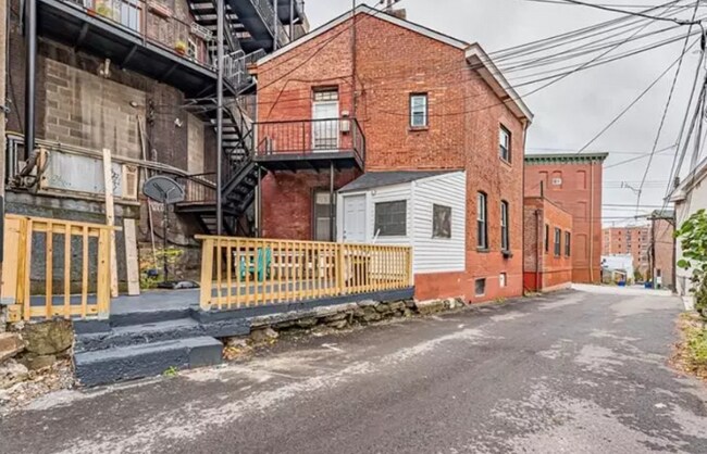 Foto del edificio - 375 1/2 Main St