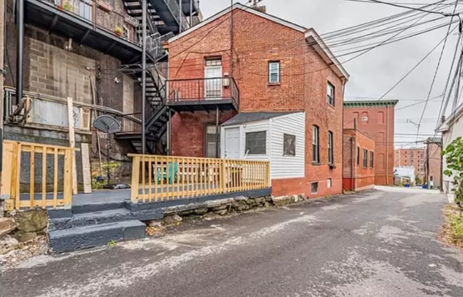 Photo - 375 1/2 Main St House