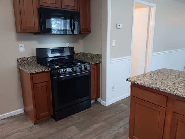Building Photo - 3 Bedroom Home with Detached Garage