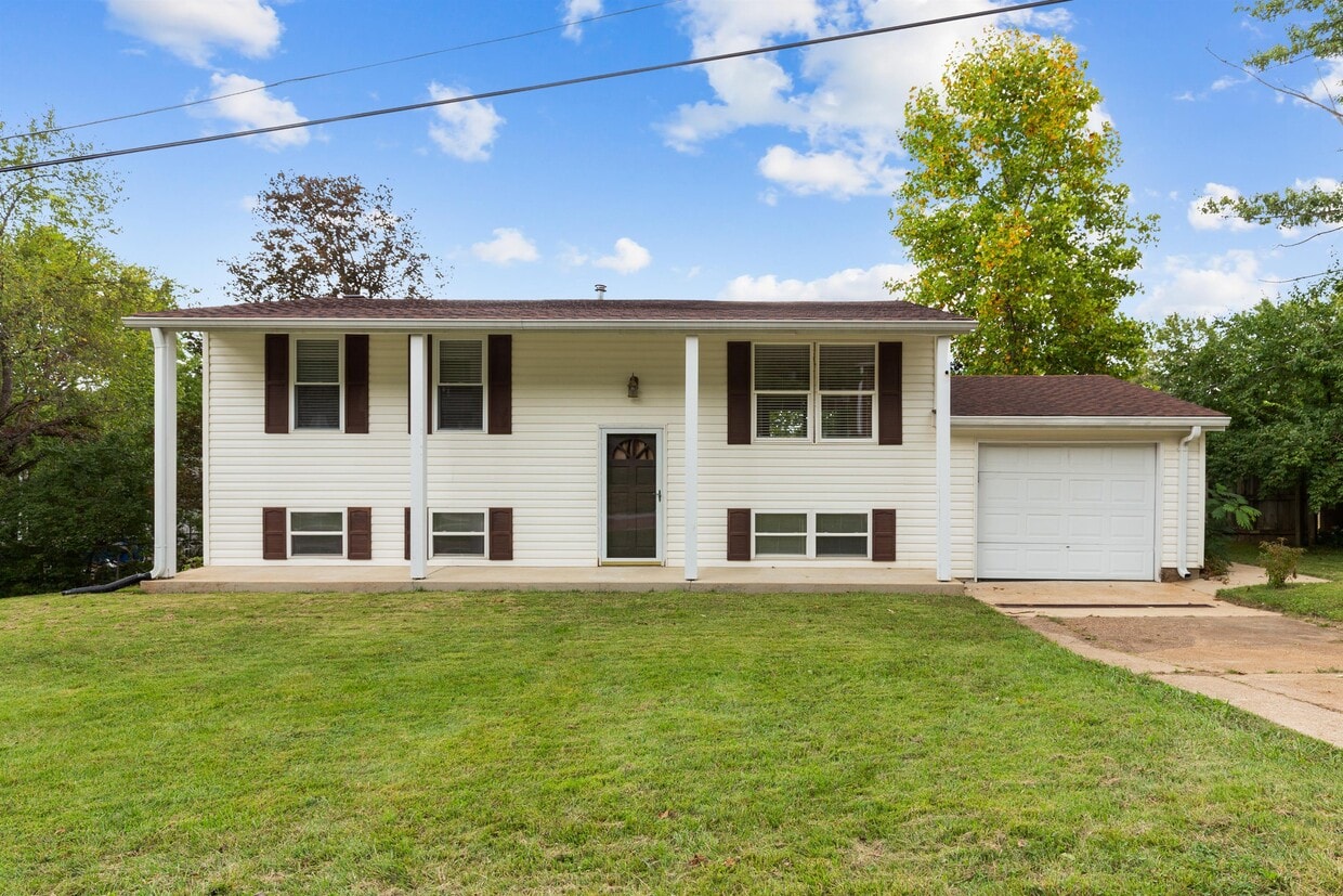 1035 Woodland Trails Dr, Fenton, MO 63026 House Rental in Fenton, MO