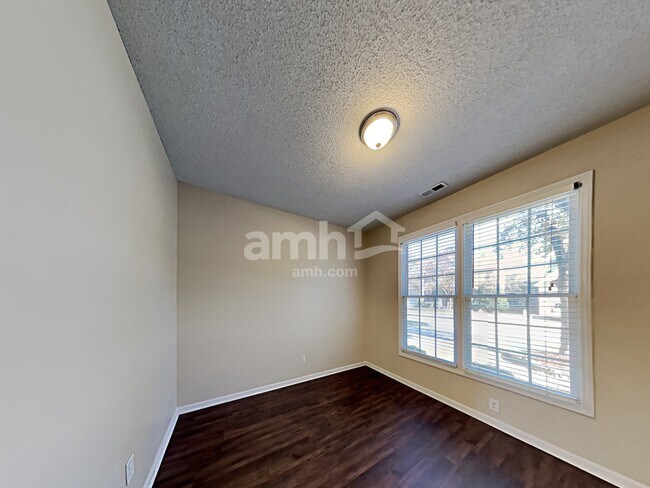 Building Photo - 537 Hanska Way