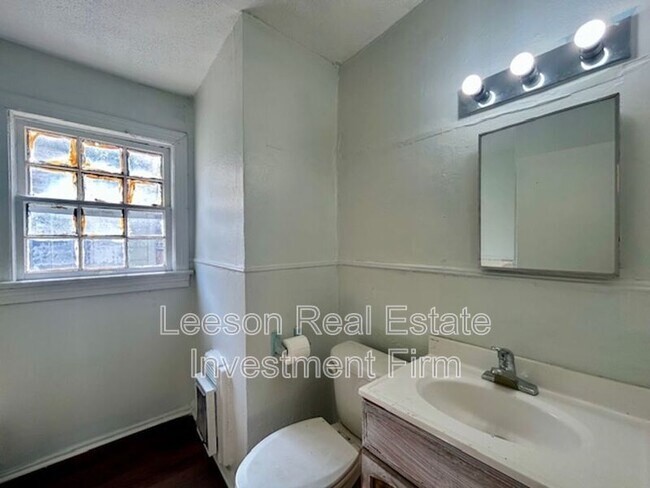 Building Photo - 318 W 68th St