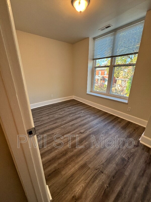 Building Photo - 5206 Vernon Ave