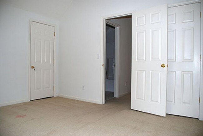 Building Photo - 3 bedroom/2 bath Home GREAT location!!! Available 9/1/2026!!