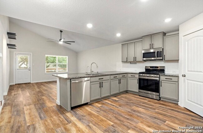 Building Photo - 4 Bedroom/2.5 Bath Copper Canyon Subdivision