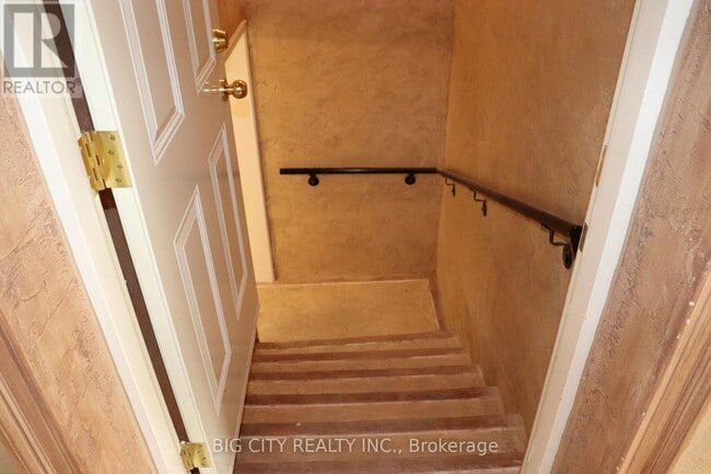 Building Photo - 30 Lozoway Dr