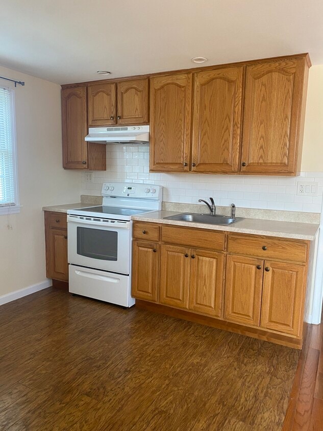 Full Kitchen - 2A Cecil Pl