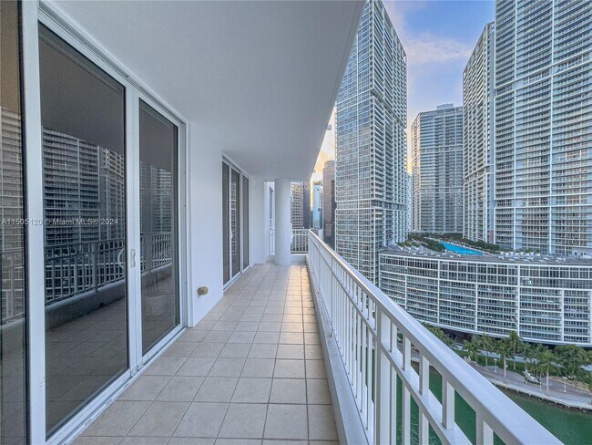 Foto del edificio - 801 Brickell Key Blvd