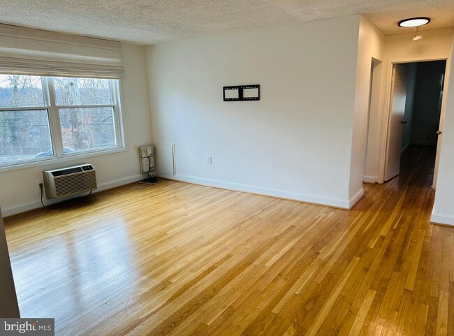 Foto del edificio - 7630 Tomlinson Ave